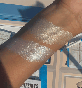 HERSHEY'S Cookies 'N' Creme Highlighter